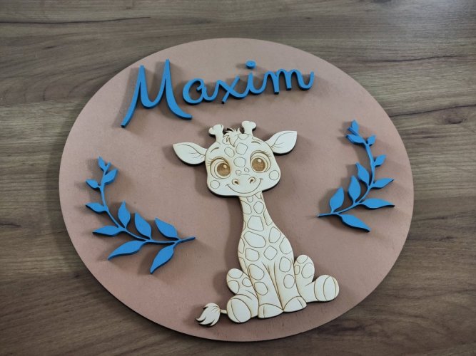 Dřevěný kruh se jménem a žirafou