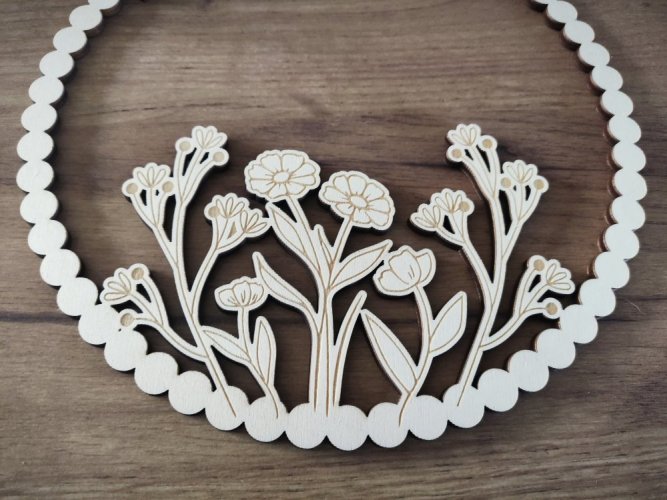 Dřevěný kruh s lučním kvítím