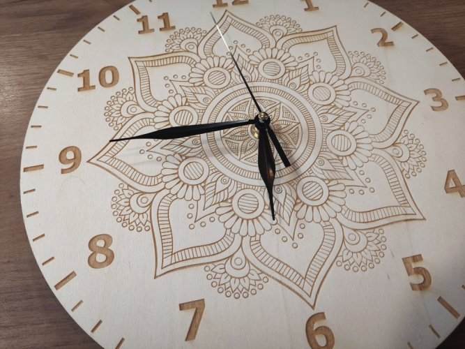 Hodiny s mandalou