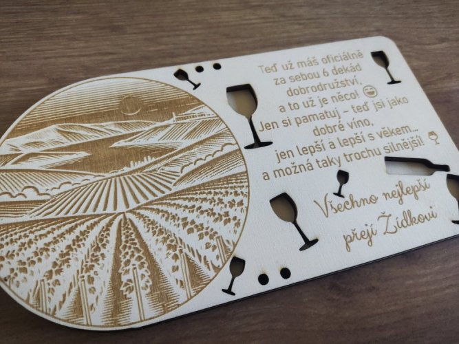 Dřevěné přání k narozeninám pro milovníky vína