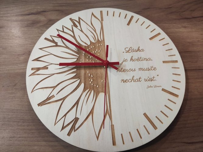 Hodiny se slunečnicí a citátem