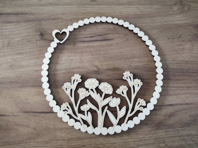 Dřevěný kruh s lučním kvítím